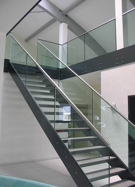 Treppenkonstruktioin aus Stahl und Glas