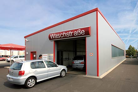 Stahlhalle als Waschstraße